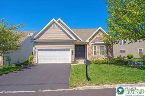 5010 Valley Stream Ln, Macungie, PA 18062