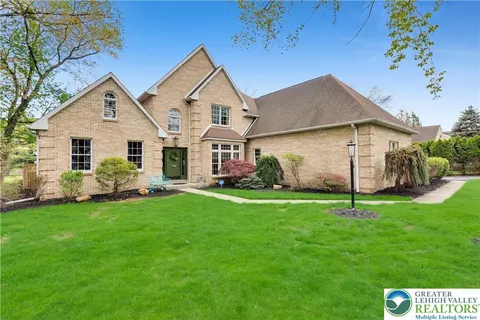 1860 Rosewood Dr, Bethlehem, PA 18017