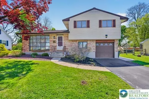 3410 Thomas St, Hokendauqua, PA 18052