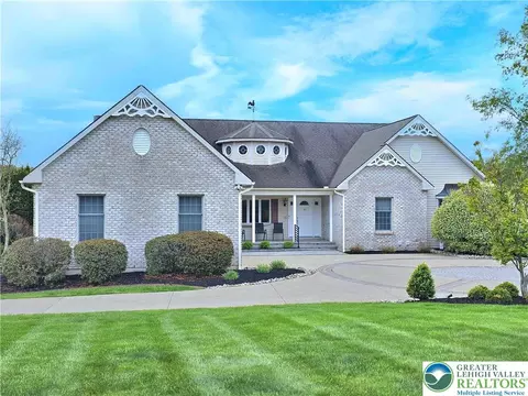 141 Clovershire Dr, Nazareth, PA 18064