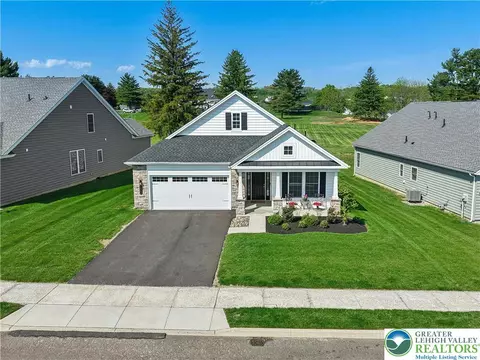 5544 Traditions Dr, Coopersburg, PA 18036
