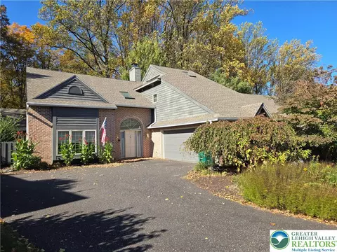 2834 Sheffield Dr, Emmaus, PA 18049