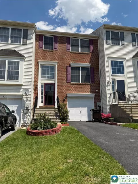 222 N Oak St, Freemansburg, PA 18017