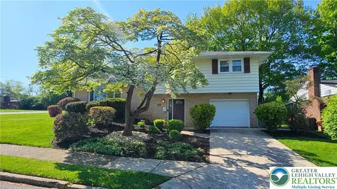 1605 Lois Ln, Bethlehem, PA 18018