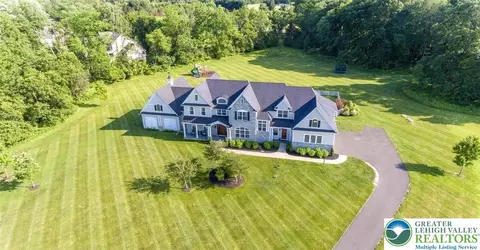 715 Arrowhead Ln, Breinigsville, PA 18031