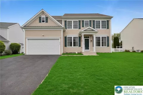 8595 Pathfinder Rd, Breinigsville, PA 18031