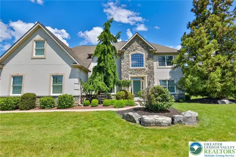 351 Manor Dr, Nazareth, PA 18064