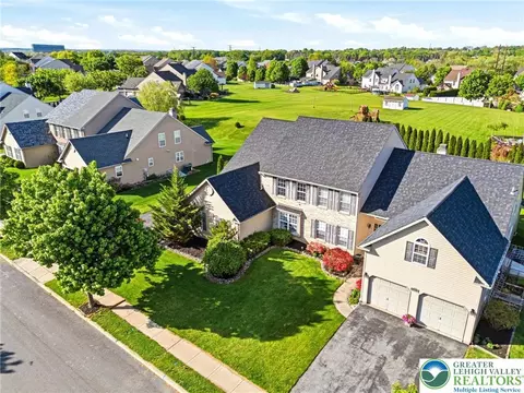 2066 Rolling Meadow Dr, Macungie, PA 18062