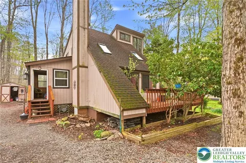 2219 Maple Leaf Ct, Pocono Lake, PA 18347