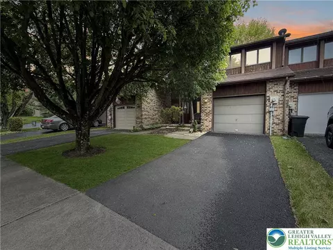 1736 Falcon Dr, Bethlehem, PA 18017