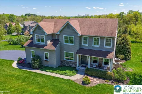 154 Country Chase Dr, Wind Gap, PA 18091