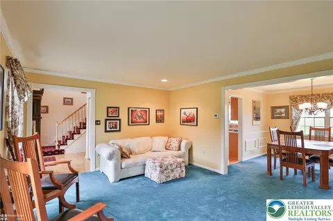 216 Memorial Dr, Bath, PA 18014 photo 6