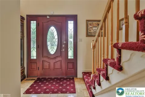 216 Memorial Dr, Bath, PA 18014 photo 3