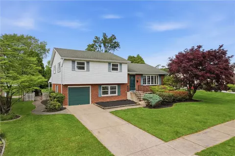 1936 Kingsley Dr, Bethlehem, PA 18018