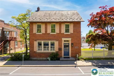 32 E Center St, Nazareth, PA 18064