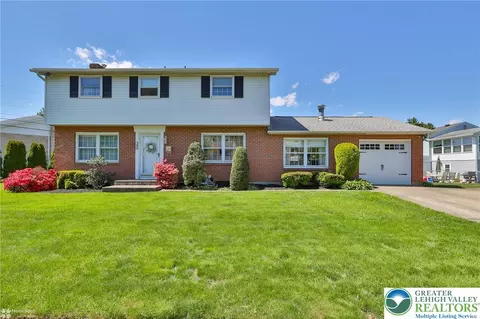 1920 Ravenwood Dr, Bethlehem, PA 18018