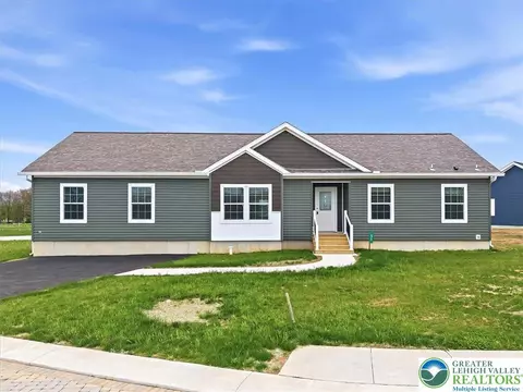 1318 Aylesbury Rd, Lehigh Twp, PA 18088