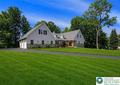 2640 Eagle Ln, Hellertown, PA 18055 photo 2