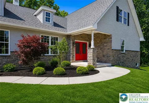 2640 Eagle Ln, Hellertown, PA 18055 photo 3