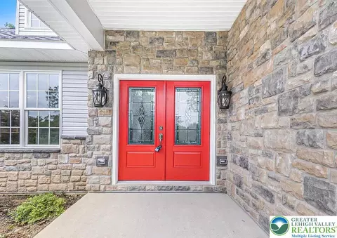2640 Eagle Ln, Hellertown, PA 18055 photo 4