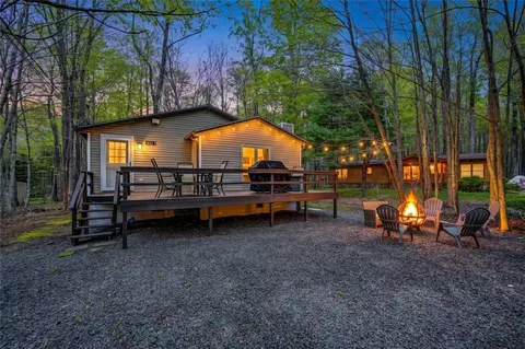 321 Stroud Ct, Pocono Lake, PA 18347