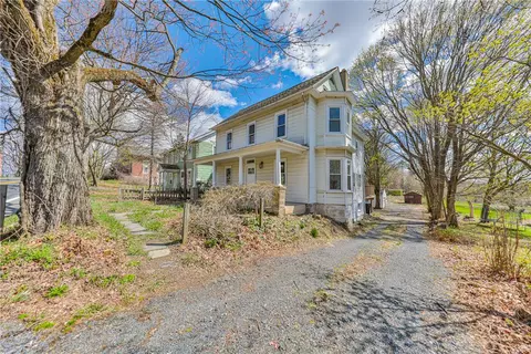 589 S Delaware Dr, Mount Bethel, PA 18343
