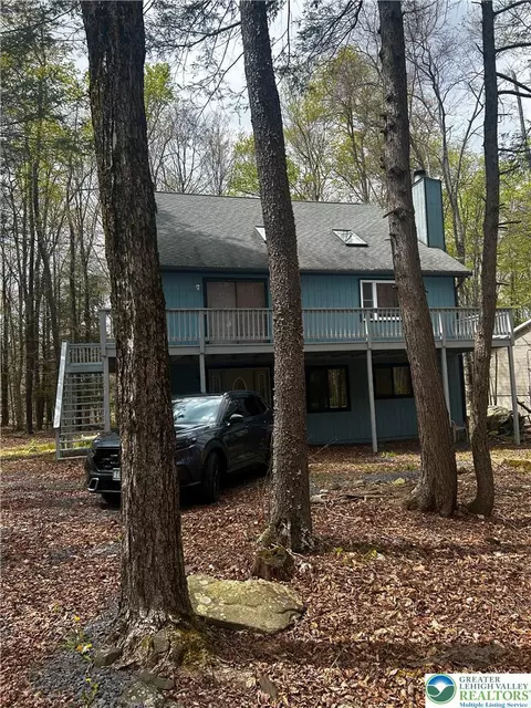 382 NW Underwood Ln, Pocono Summit, PA 18346