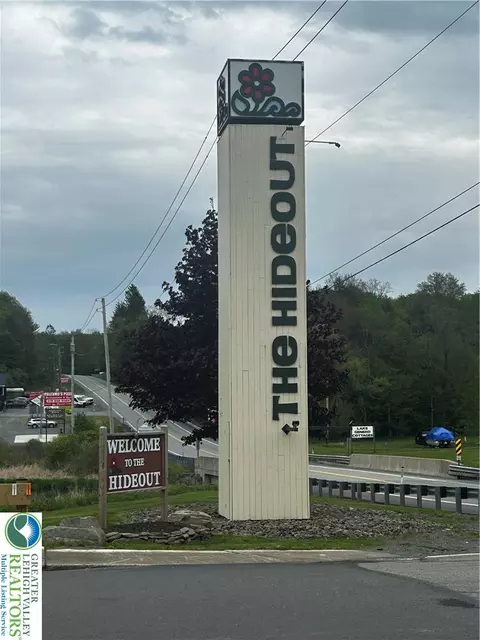 382 NW Underwood Ln, Pocono Summit, PA 18346