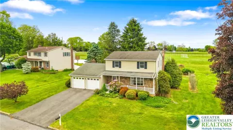 2213 High Point Ct, Palmer Township, PA 18045