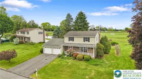 2213 High Point Ct, Palmer Township, PA 18045