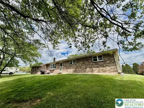 8813 Bluejay Rd, Kempton, PA 19529