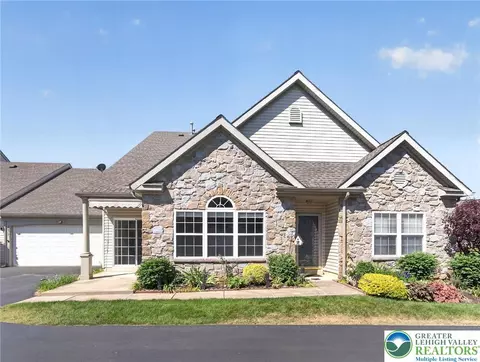 2879 Donegal Dr, Macungie, PA 18062