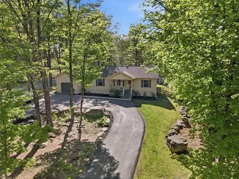 12 Rockway Ct, Lake, PA 18436