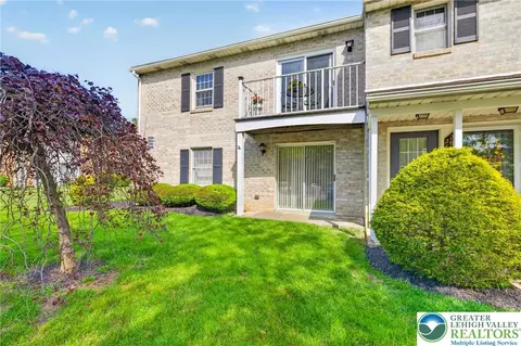 2689 Rolling Green Dr, Macungie, PA 18062