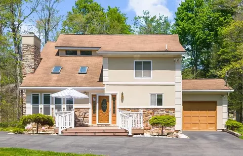 111 Sir Lyonnesse Ct, Tobyhanna Twp, PA 18347