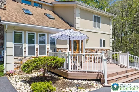 111 Sir Lyonnesse Ct, Tobyhanna Twp, PA 18347