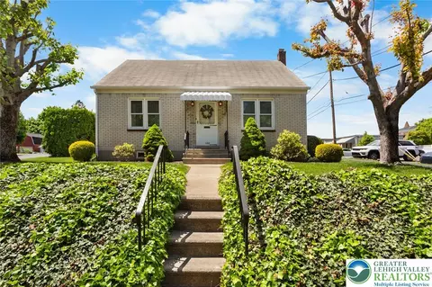 132 S Spruce St, Nazareth, PA 18064