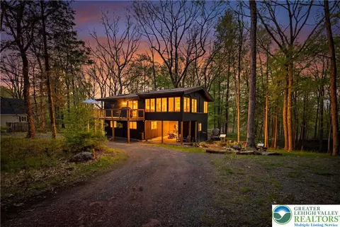 104 Horseshoe Ln, Lackawaxen, PA 18435