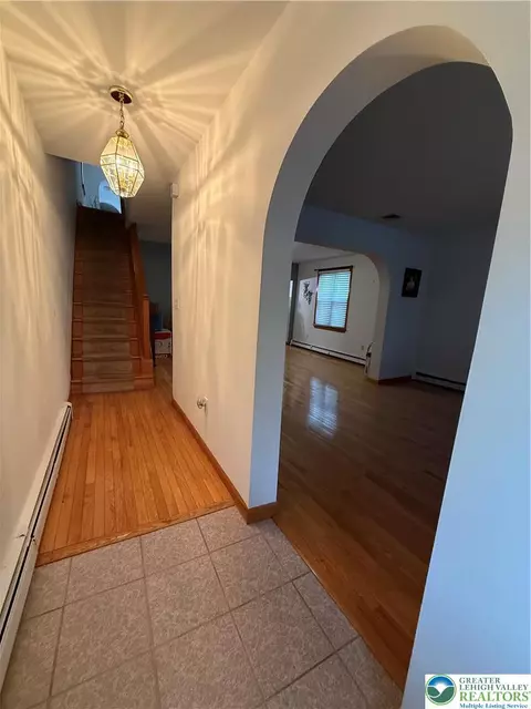 Entry Way - 1318 E 4th St, Bethlehem, PA 18015 photo 2 of 5