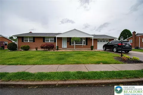 3037 Coplay Ln, Hokendauqua, PA 18052
