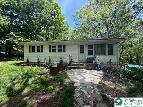 8 Laurel Ln, Mount Pocono, PA 18344