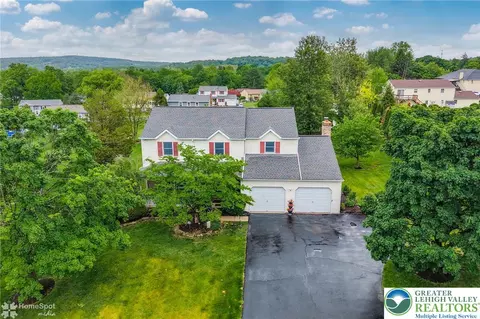 7049 Carriage Dr, Coopersburg, PA 18036