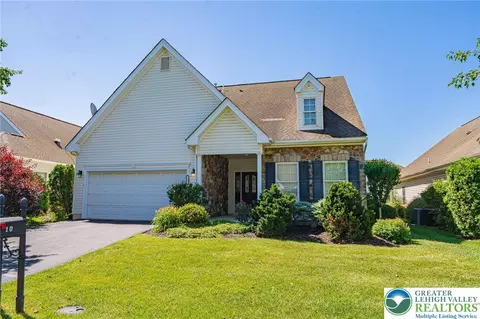 9 Devonshire Dr, Easton, PA 18045