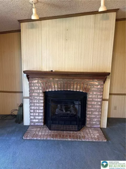 Living - 80 Juniper Ct, Bath, PA 18014 photo 2 of 3