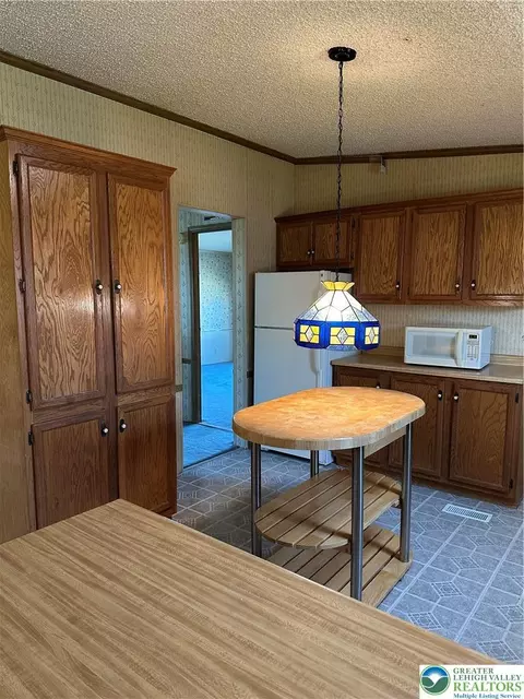 Kitchen - 80 Juniper Ct, Bath, PA 18014 photo 2 of 2