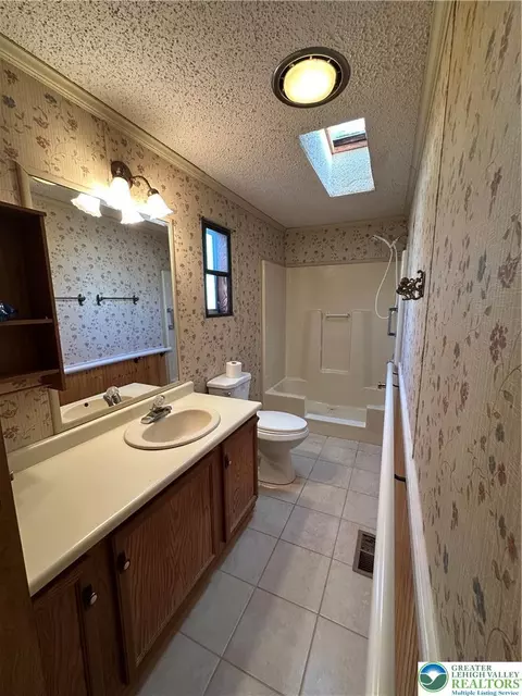 Bath - 80 Juniper Ct, Bath, PA 18014 photo 1 of 2