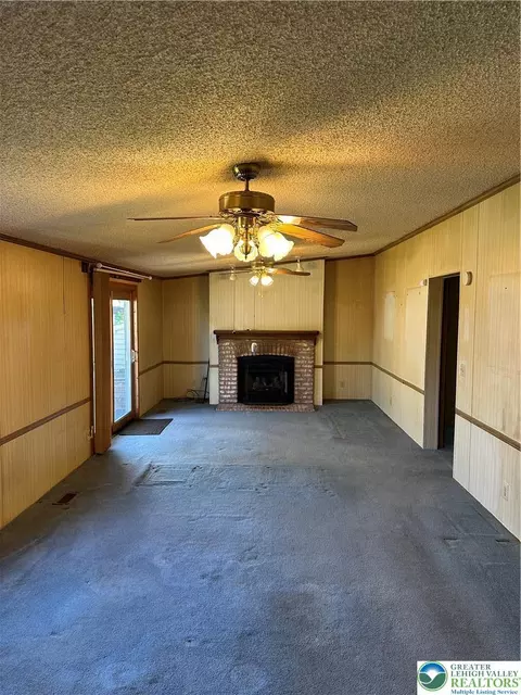 Living - 80 Juniper Ct, Bath, PA 18014 photo 1 of 3