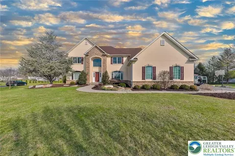 4544 Oakwood Ln, Nazareth, PA 18064