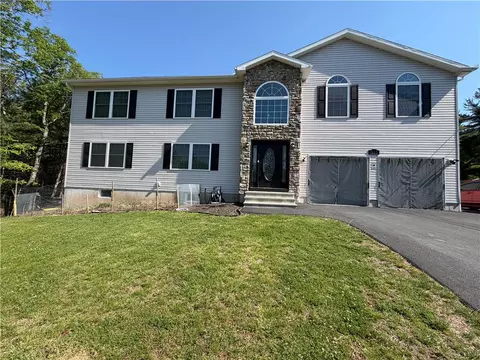 135 Tannenbaum Way, Henryville, PA 18332