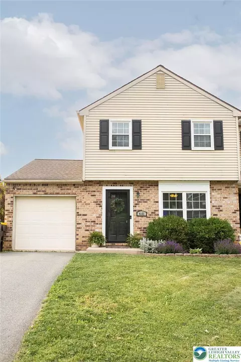4161 Newport Dr, Emmaus, PA 18049